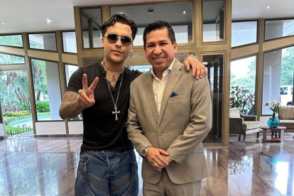 Christian Nodal junto a Darío Macas, alcalde de Machala.