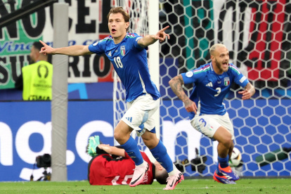 Dortmund (Germany), 15/06/2024.- Nicolo Barella of Italy celebrates scoring the 2-1 goal during the UEFA EURO 2024 group B soccer match between Italy and Albania, in Dortmund, Germany, 15 June 2024. (Alemania, Italia) EFE/EPA/FRIEDEMANN VOGEL