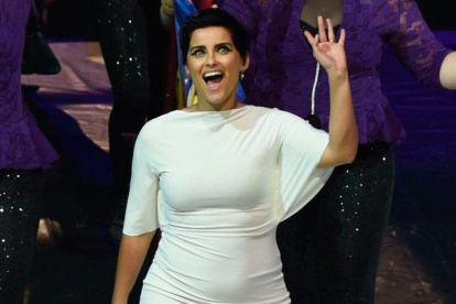 Mujeres empiezan a notar una acumulación progresiva de grasa especialmente en sus piernas y eventualmente también en sus brazos,