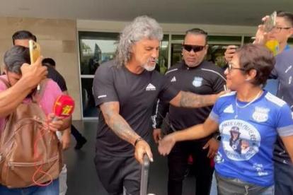 El director técnico colombiano Leonel Álvarez llegó a Guayaquil para ser presentado en Emelec