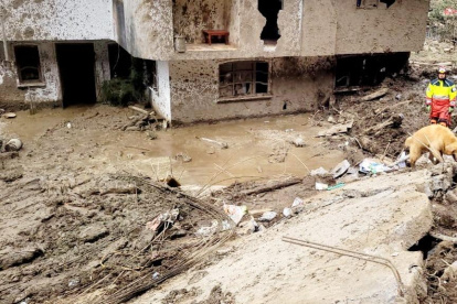 Bomberos de otras partes del país ayudan en las tareas de rescate de los desaparecidos tras aluviones y deslizamientos de tierra.