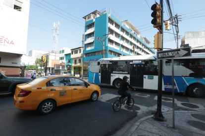 Cortes de luz en Guayaquil generan caos vehicular.