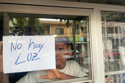 En un estudio de fotografía ubicado en el norte de Guayaquil, se informa a los clientes que no hay atención por el apagón. Otros negocios como las heladerías fueron también afectados económicamente.