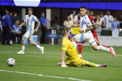 El argentino Lautaro Martinez anotó frente al golero canadiense Maxime Crepeau, en el partido inaugural de la Copa América 2024.