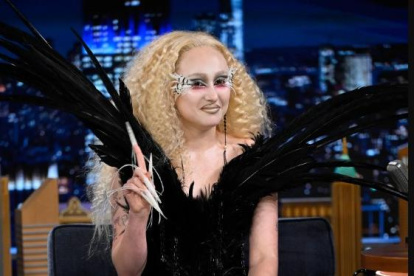Chappell Roan sorprende con su cambio radical de look en The Tonight Show.