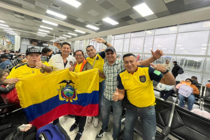 Un grupo de hinchas manabitas se encontraron en el aeropuerto de El Salvador y aprovecharon para fotografiarse y hablar de fútbol, antes del partido de la Tri.