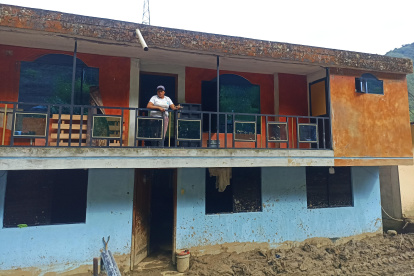 En los albergues, los damnificados que han sido reubicados se resignan al abandono sus casas que están en la zona mas afectadas.