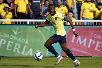 Enner Valencia se llevó una roja en el partido contra Venezuela.
