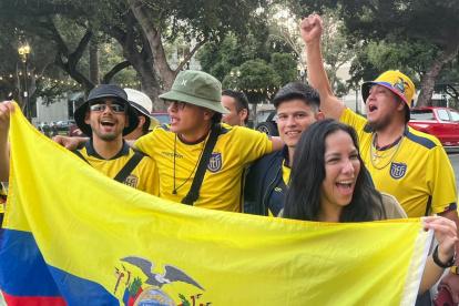 Hugo Roca, con el brazo alzado, arenga a los jugadores de la Tri, a quienes todavía les tiene esperanzas en el torneo.