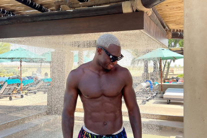 Felipe Caicedo con el pelo pintado de amarillo.