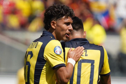 Jeremy Sarmiento y Kendry Páez jugadores de Ecuador que estarán ante Jamaica.