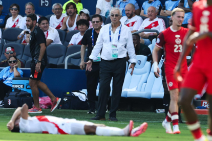 El entrenador de Perú, Jorge Fossati (C), observa a Piero Quispe en el campo durante la primera mitad del partido del grupo A de la CONMEBOL Copa América 2024 entre Perú y Canadá, en Kansas City, Kansas, EE. UU., el 25 de junio de 2024.