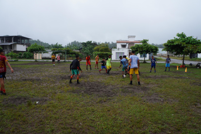 La cancha rústica de Huracán, en el sector Valle Alto, en Quinindé, guarda aún los sueños de niños y jóvenes.