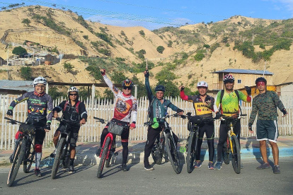 Los ciclistas disfrutando de las bondades de Manabí.