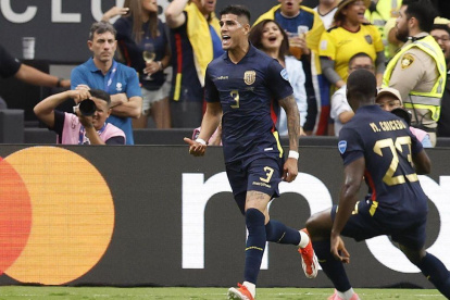 Piero Hincapié (i) celebra su primer gol en la Copa América 2024