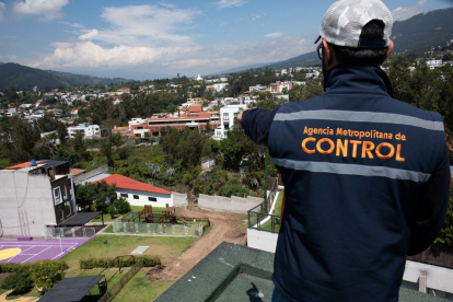 Personal de la AMC acudió al predio para notificar a las personas sobre la sanción por contaminar la quebrada.