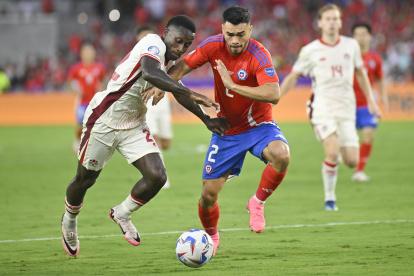 Orlando (United States), 30/06/2024.- Richie Laryea of Canada (L) in action against Chile"s Gabriel Suazo during a CONMEBOL Copa America group A match in Orlando, Florida, USA, 29 June 2024. EFE/EPA/MIGUEL RODRIGUEZ