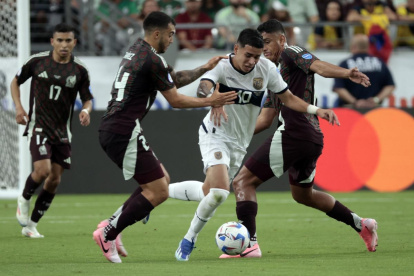 Kendry Páez de Ecuador (C) en acción durante el partido de fútbol del grupo B de la CONMEBOL Copa América 2024 entre México y Ecuador en Glendale, Arizona, EE.UU., el 30 de junio de 2024.