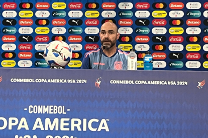 El director técnico de la selección ecuatoriana en una rueda de prensa tras clasificar a los cuartos de final.