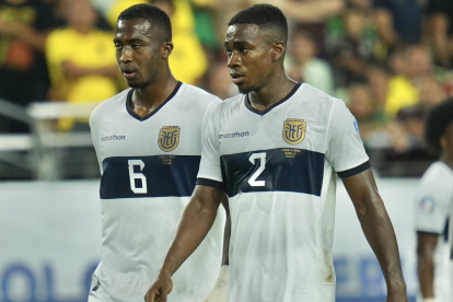 William Pacho (i) y Félix Torres, muestran si contrariedad en uno de los pasajes del partido del domingo pasado en el apretado empate ante México.