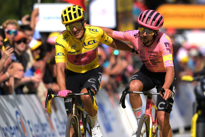 Richard Carapaz (i) tuvo la ayuda de Ben Healy (d) para llegar a la meta.