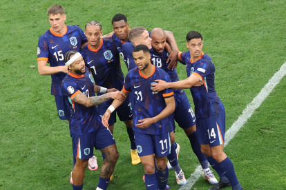 Los jugadores de Países Bajos celebraron la clasificación a cuartos de final de la Eurocopa 2024