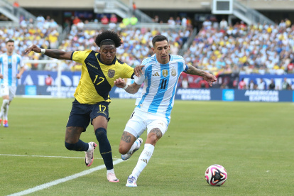 Chicago (United States), 09/06/2024.- Angelo Preciado (L) of Ecuador battles Angel Di Maria (R) of Argentina for control of the ball during the first half of the friendly soccer match between the national teams of Argentina and Ecuador at Soldier Field, in Chicago, Illinois, USA, 09 June 2024. (Futbol, Amistoso) EFE/EPA/TRENT SPRAGUE