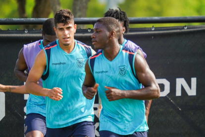 Moisés Caicedo y Piero Hincapié titulares para enfrentar a Argentina.