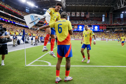 Richard Ríos (C) de Colombia celebra con Luis Díaz (Izq.) y Daniel Muñoz (Der.) después de marcar el cuarto gol contra Panamá.