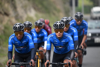 El carchense de apenas 19 años (i), forma parte actualmente del equipo GIANT Toscana de Ecuador, con el que logró triunfos para ser visto por plantilla española.