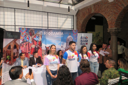 La Alcaldía riobambeña mostró los uniformes para el próximo 7 de septiembre.