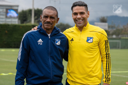 El futbolista colombiano posa con el técnico del equipo que lo anunció el mes pasado como refuerzo, Millonarios.