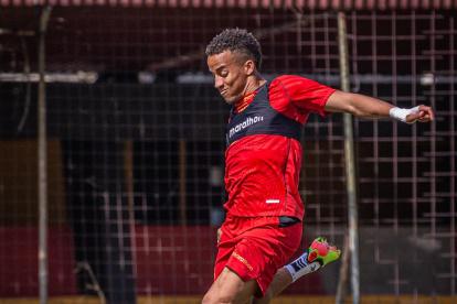 El lateral derecho Byron Castillo entrena de manera normal previo al encuentro ante Bragantrino