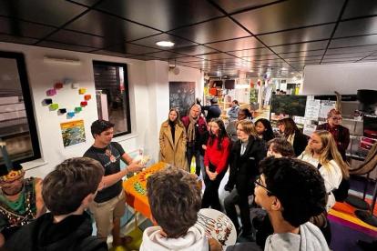 Difusión. Uno de los jóvenes exhibe parte del trabajo cultural.