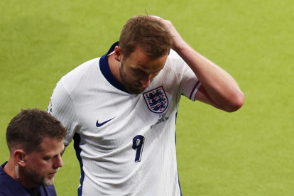 Berlin (Germany), 14/07/2024.- Harry Kane of England leaves the pitch during the UEFA EURO 2024 final soccer match between Spain and England, in Berlin, Germany, 14 July 2024. (Alemania, España) EFE/EPA/HANNIBAL HANSCHKE