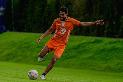 El delantero colombiano Jeison Medina llegó como refuerzo a los rayados.