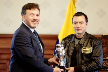 El presidente de Conmebol Alejandro Domínguez (i) visitó al Primer Mandatario de Ecuador Daniel Noboa