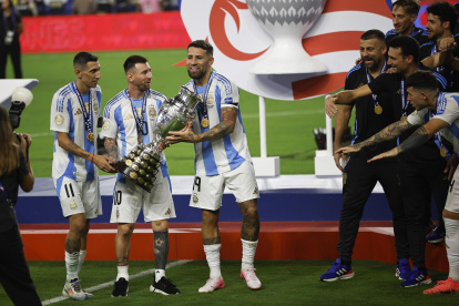 Ángel Di Maria (i), Lionel Messi y Nicolás Otamendi, tres los máximos referentes antes de levantar el bicampeonato de América.