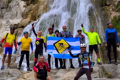 Los pedalistas al coronar el destino en el cantón manabita.