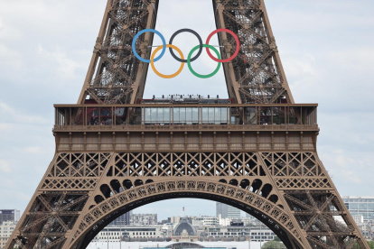 Fotografía de la Torre Eiffel con el símbolo de los Juegos Olímpicos 2024 este martes, en París.