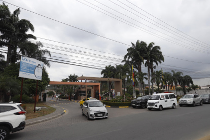 La mayoría de las etapas de las urbanizaciones cuentan con las banderas del cantón.