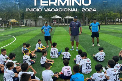 Carlos Hidalgo dirigiendo a su escuela en Manabí.