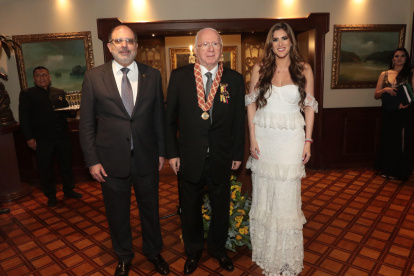 Henry Kronfle, Xavier Simon y Cristina Reyes.