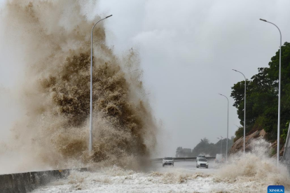 Enormes olas azotan al poblado de Sansha en la provincia de Fujian, sureste de China, en esa zona se reubicó a 156.800 personas el 25 de julio como medida de prevención.