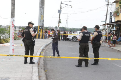 Imagen de archivo. El cuerpo del hombre quedó en medio de la calle.