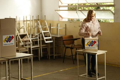 Una mujer vota este domingo 28 de julio en un centro de votación en Caracas.