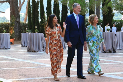 Sofía vistió un alegre vestido de flores. Letizia, llevó un vestido veraniego y calzado plano, seguramente por su problema en el pie izquierdo. El rey se decidió por un traje azul y corbata lila.