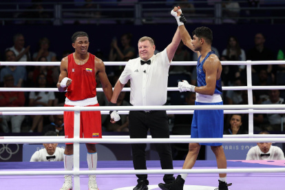 El boxeador José Rodríguez (i) no pudo ante Nishant Dev en París 2024