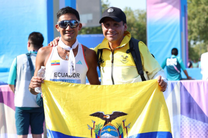 Lujo. Daniel Pintado, medalla de Oro en París 2024, y Jefferson Pérez, oro olímpico en Atlanta 1996.