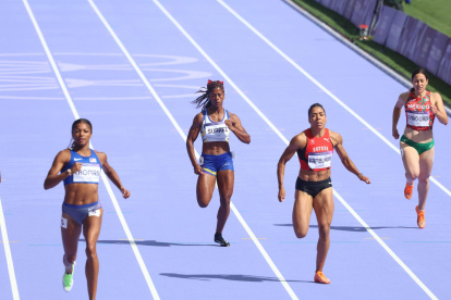 Anahí Suárez (segunda desde la izquierda) terminó quinta con tiempo 23.33 segundos.